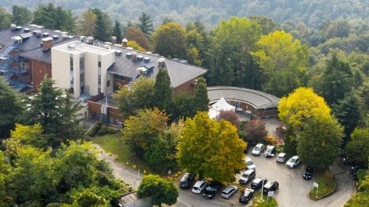 Condannato manager della clinica che faceva rimborsare come interventi i ritocchi estetici