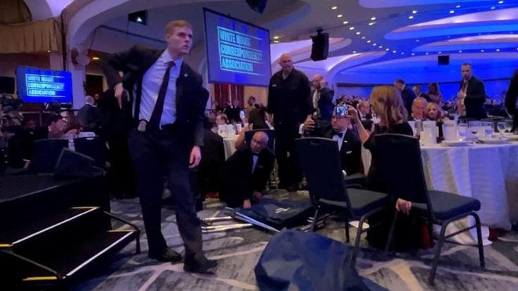 Al tavolo 219 della cena con Trump, cento metri dall’attentatore: gli spari, poi tutti a terra