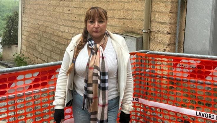 La donna che vive in sospeso: “Dormo con la valigia accanto”
