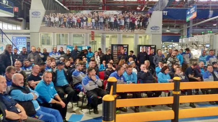 Marelli, gli operai continuano il presidio. Ma gli scioperi non bloccheranno più la fabbrica in attesa della trattativa sugli acquirenti