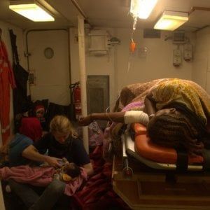 Migranti, un neonato che non beveva da due giorni tra le persone salvate dalla Alan Kurdi 