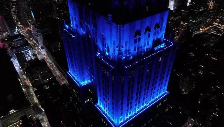 New York, a 25 anni dall'11 settembre l'Empire State Building si illumina di blu