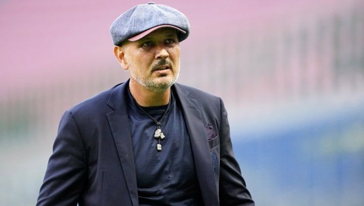 Calcio, il Bologna annuncia: "Mihajlovic rimane"