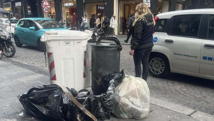 Napoli, carcassa di scooter “impacchettata” nella centralissima via Toledo