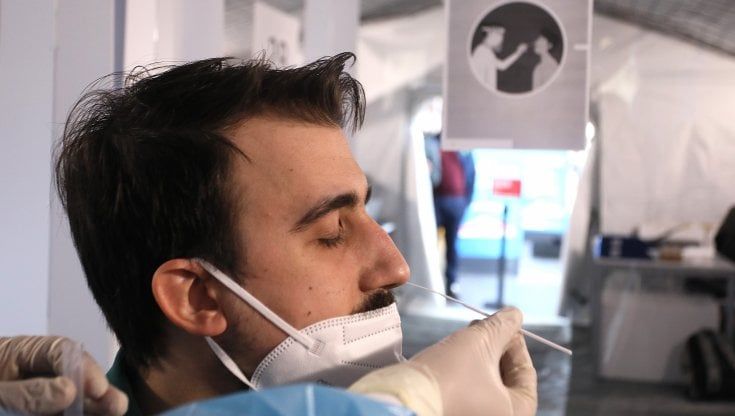 Certificati per evitare i test, contatti negati e telefoni spenti: a Roma è l'estate dei No-tamp