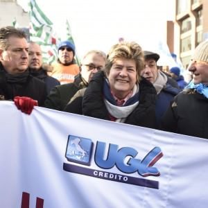 Milano, migliaia di bancari in corteo con la Camusso (Cgil) sulle note dei 99 Posse