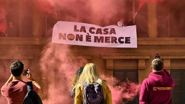 Immobili Ater all’asta all’Esquilino, protesta e occupazione lampo: “La casa non è merce”
