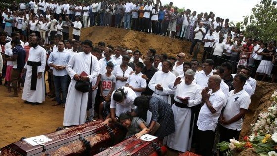 Sri Lanka, lacrime e collera ai funerali delle vittime: "Perchè ci lasciano morire così?" 