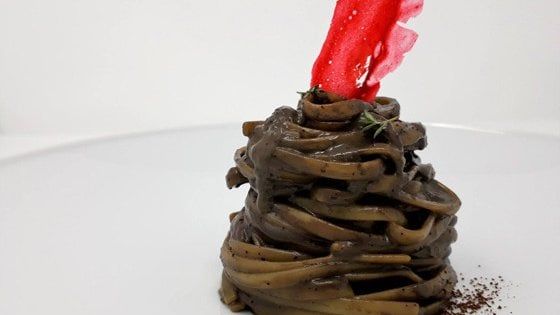 Il cuore antico di Napoli batte tra i tavoli di Sartù, tra maiale e pane e frattaglie
