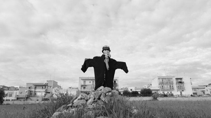 Lo spaventapasseri diventa simbolo civile: 43 artisti in mostra a Flashback Habitat
