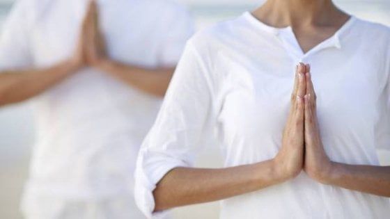 Yoga, una passione per 2,5 milioni di italiani. Meditazione collettiva a Milano