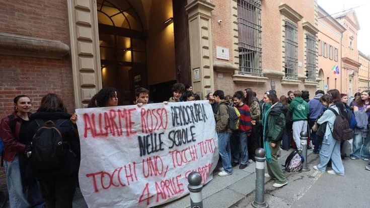 Liceo Minghetti, migliaia di firme contro le sanzioni ai ragazzi: “Sono denunce arbitrarie”
