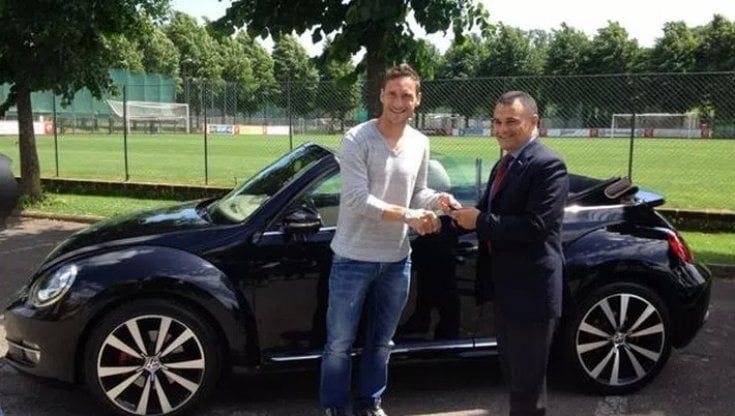 Totti sale sulla Volkswagen elettrica per un milione di euro