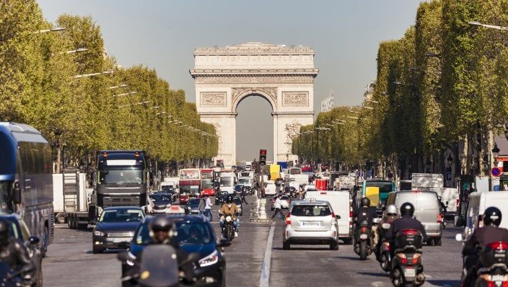 Rivoluzione nella mobilità a Parigi: anche i motorini pagheranno il parcheggio