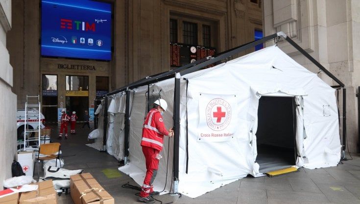 Coronavirus a Milano, tamponi rapidi gratis per tutti nel tendone della Croce Rossa in Centrale 