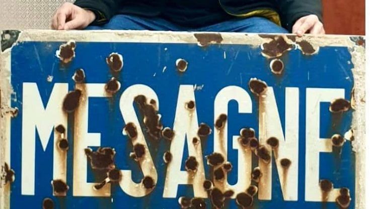 Mafia, il cartello stradale di Mesagne è crivellato di colpi da anni: il sindaco lo rimuove