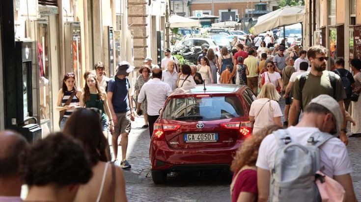 I residenti del centro: “Furgoni e Ncc in sosta selvaggia, golf car. Qui servirebbe l’elicottero”