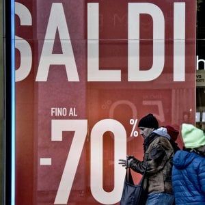 "Commercio, crisi che non si ferma": le famiglie hanno tagliato 300 euro di spese dal 2010