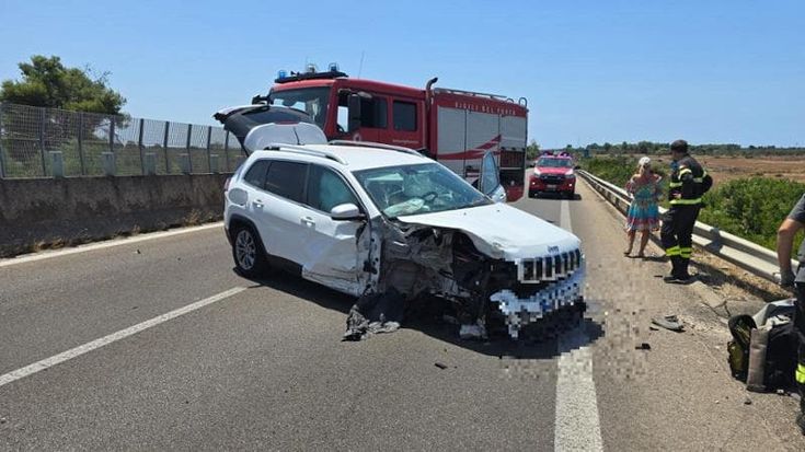 A 81 anni contromano sulla Lecce-Gallipoli, si scontra con una Jeep: tre feriti. Grave una donna