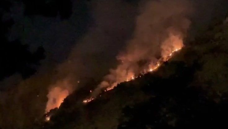 Primi incendi in tutta l'Isola: un esercito senza armi combatte la guerra ai roghi criminali