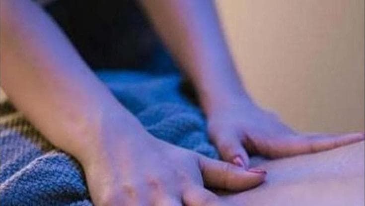 Lecce, impiegata di banca denuncia noto massaggiatore: "Palpeggiata durante una manipolazione"