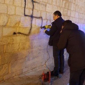 'Troppe svastiche sui muri della Puglia', l'Anpi lancia l'allarme da Bari: "Esercitiamo la memoria"
