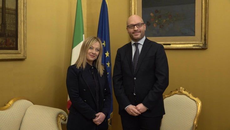 FdI sui balneari: "Stop alle gare". Grana per Meloni: dovrà dire di no