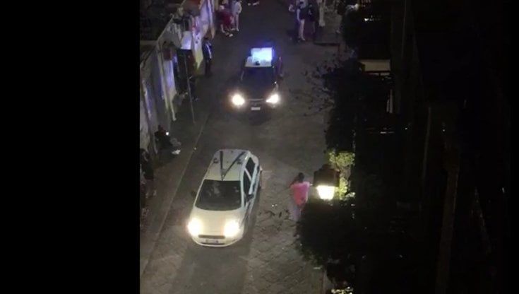 Catania, in centinaia violano l'ordinanza anti-Covid: fischi al passaggio delle forze dell'ordine
