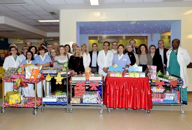 Parma, in Pediatria è un giorno di festa: arrivano i regali di Natale - Foto 