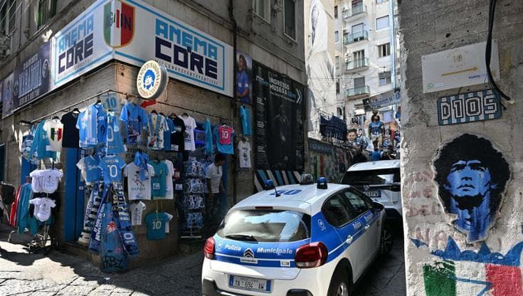 Quartieri Spagnoli, la municipale in largo Maradona: sequestro di chioschi e altre attività