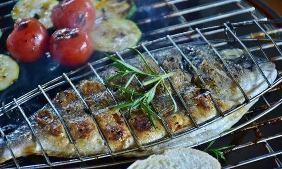 Grigliata estiva: la tradizione resta, con un occhio a leggerezza e risparmio