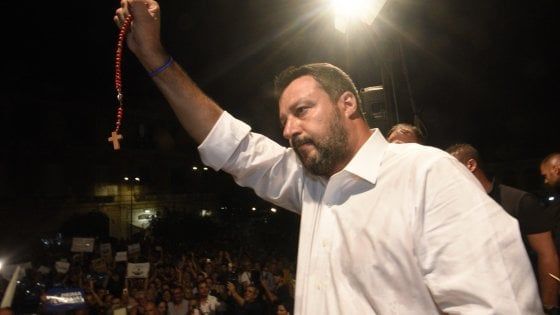 "Salvini usa il rosario come un'arma", il sindaco di Siracusa contro il ministro