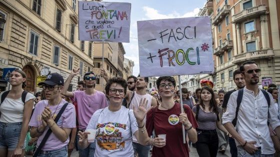 Roma Pride 2018, la folla della Brigata arcobaleno che ha invaso le vie del centro