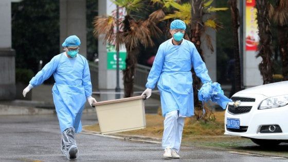 Cina, virus misterioso: "Confermata la trasmissione da uomo a uomo". Oms convoca riunione d'emergenza