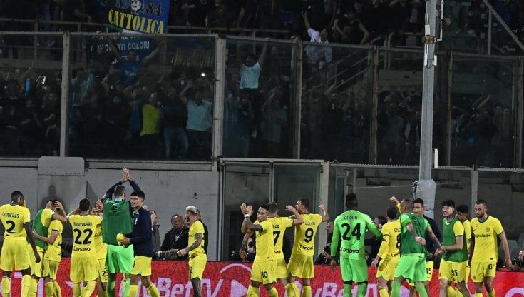 Fiorentina-Inter 3-4: nerazzurri infiniti tra Var, rigori e proteste. Decide Mkhitaryan al 95'
