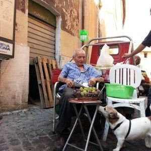 Roma, addio all'ultimo carbonaro di Trastevere: "È salito in cielo per scaldare i freddolosi"