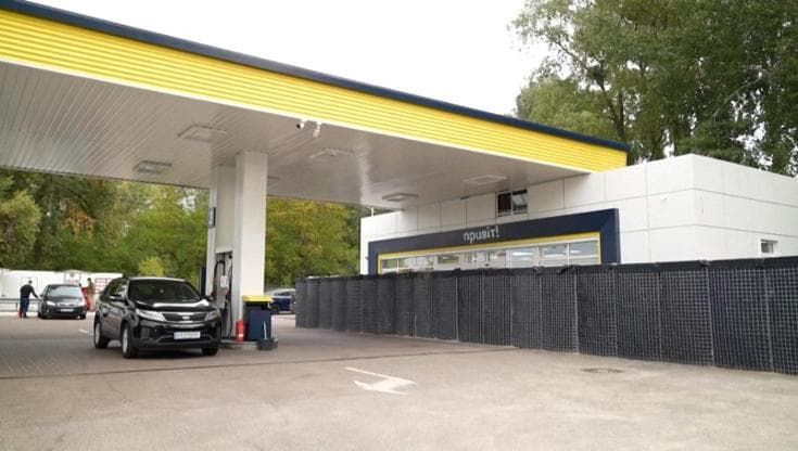 Kiev, barriere anti-esplosione e "gabbie" piene di sabbia per proteggere i distributori di benzina