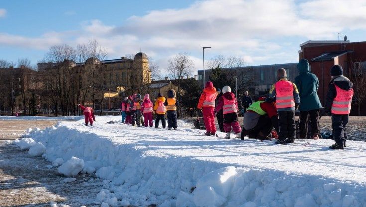 Oslo, lo sci arriva in città. I parchi trasformati in piste
