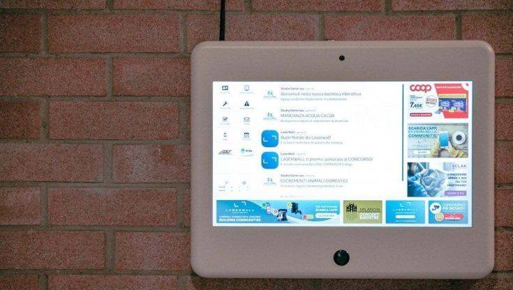 Display interattivi al posto delle vecchie bacheche, così i condomini di Cinisello diventano smart