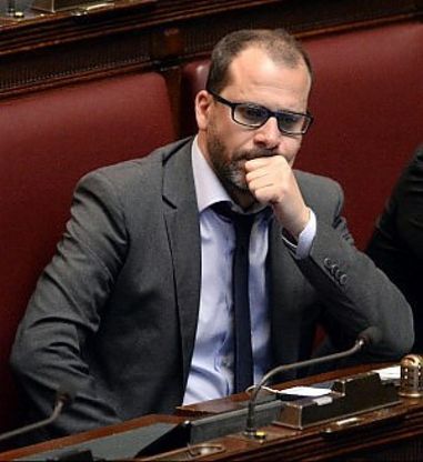 M5s contro Curr&ograve; per un emendamento firmato con Forza Italia