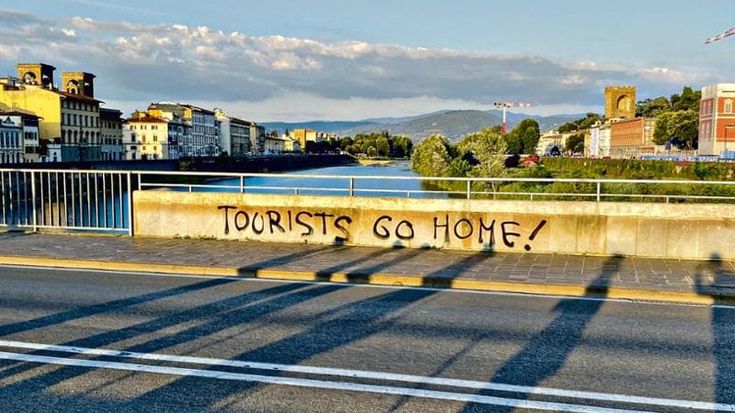 “Tourists go home”, dopo Barcellona anche Firenze contro l’invasione