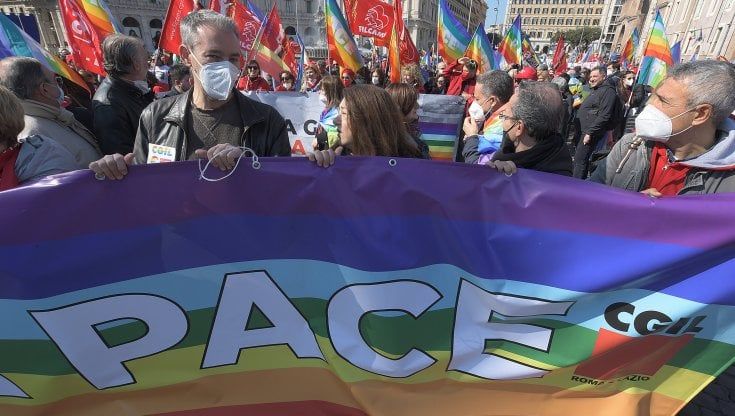 Sinistra e 5S in piazza senza big. Provenzano: "Qui per la pace senza imbarazzi"