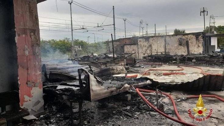 Incendio nell’ ex campo rom di via Bonfadini sgomberato a luglio