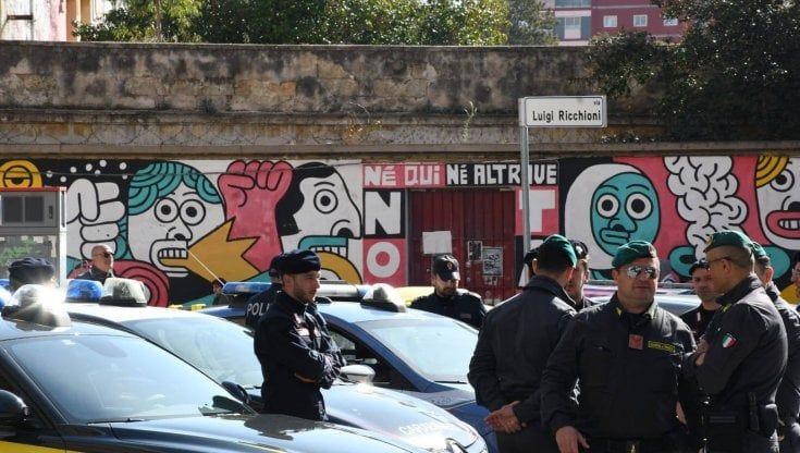 Bari, sgomberata palazzina nell'ex Caserma Rossani: all'interno venti persone in condizioni precarie 