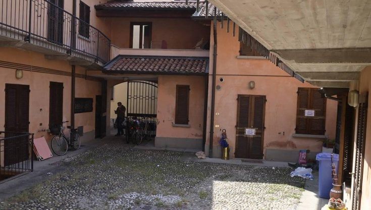Ragazza di 15 anni uccide la madre dopo lite a Treviglio. Poi chiama il 112: "Aiuto, ho fatto male a mamma"