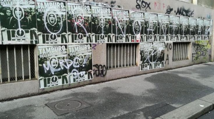 Gli studenti del Galfer puliscono i muri del liceo dai manifesti neofascisti 