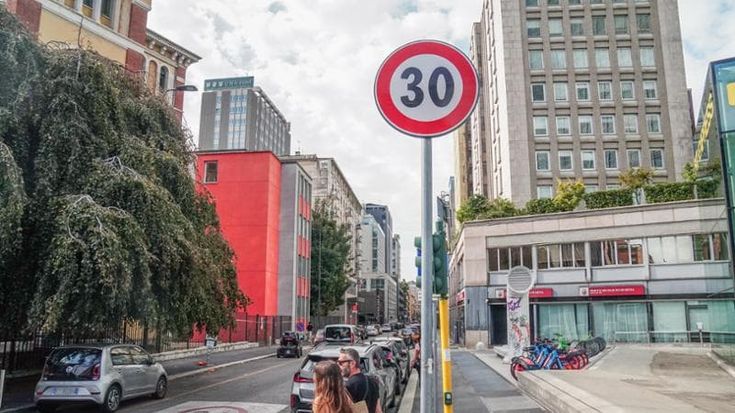 Zone 30, con i cartelli la velocità cala di soli 2 Km: “Carreggiate più strette e piste ciclabili”
