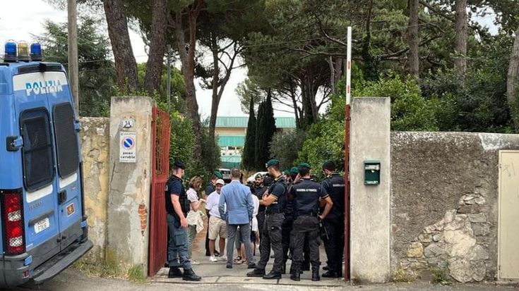 Stabile occupato da 100 persone a Firenze, sgombero terminato