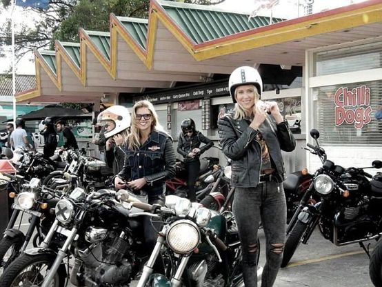 Australia, casco, moto e rossetto rosso: è la gang delle 'bambole a tutto gas'