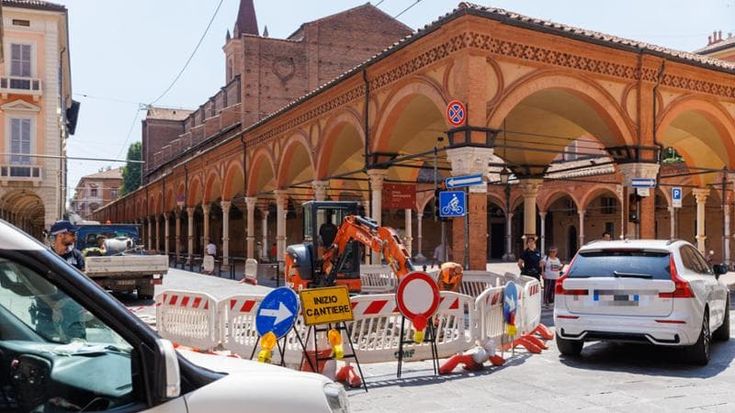 Strada Maggiore chiusa per ripristinare i basoli: cambiano i percorsi dei bus